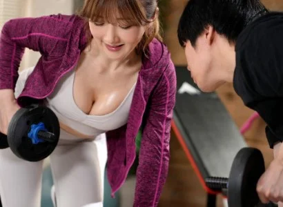 Chàng trai số hưởng và cô nàng PT gợi cảm không rời nhau ra được
