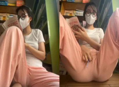 Cô em vừa đọc sách vừa nhét sextoy vào lồn cho sướng
