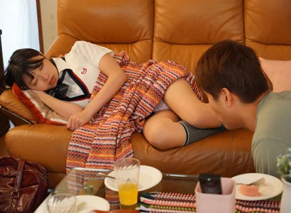 Gã này nện em gái mới lớn của người yêu