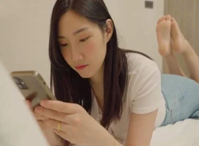 Người phụ nữ lén lút cùng anh nhân viên giao hàng