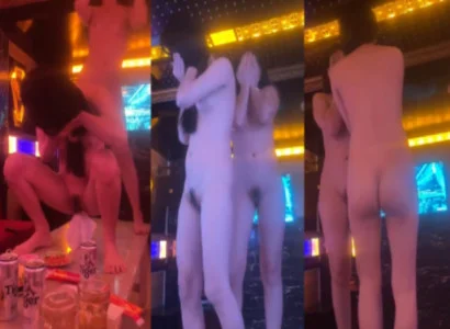 Người đẹp khiêu vũ thoát y đầy dâm dục trong phòng karaoke